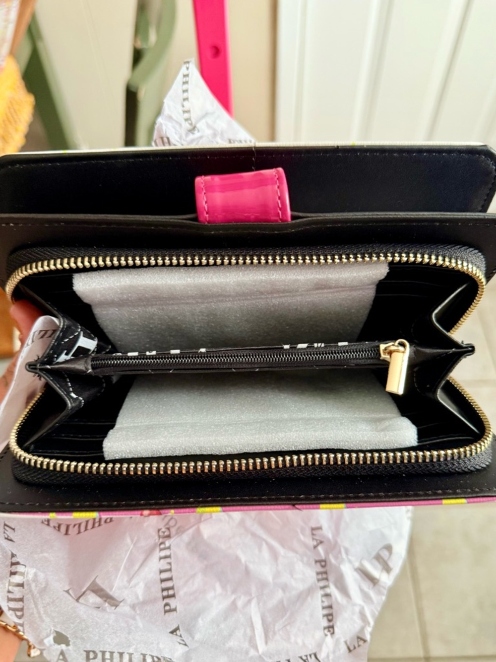 La Philipe Juicy Lips Pink Wallet - Picture 5 of 5